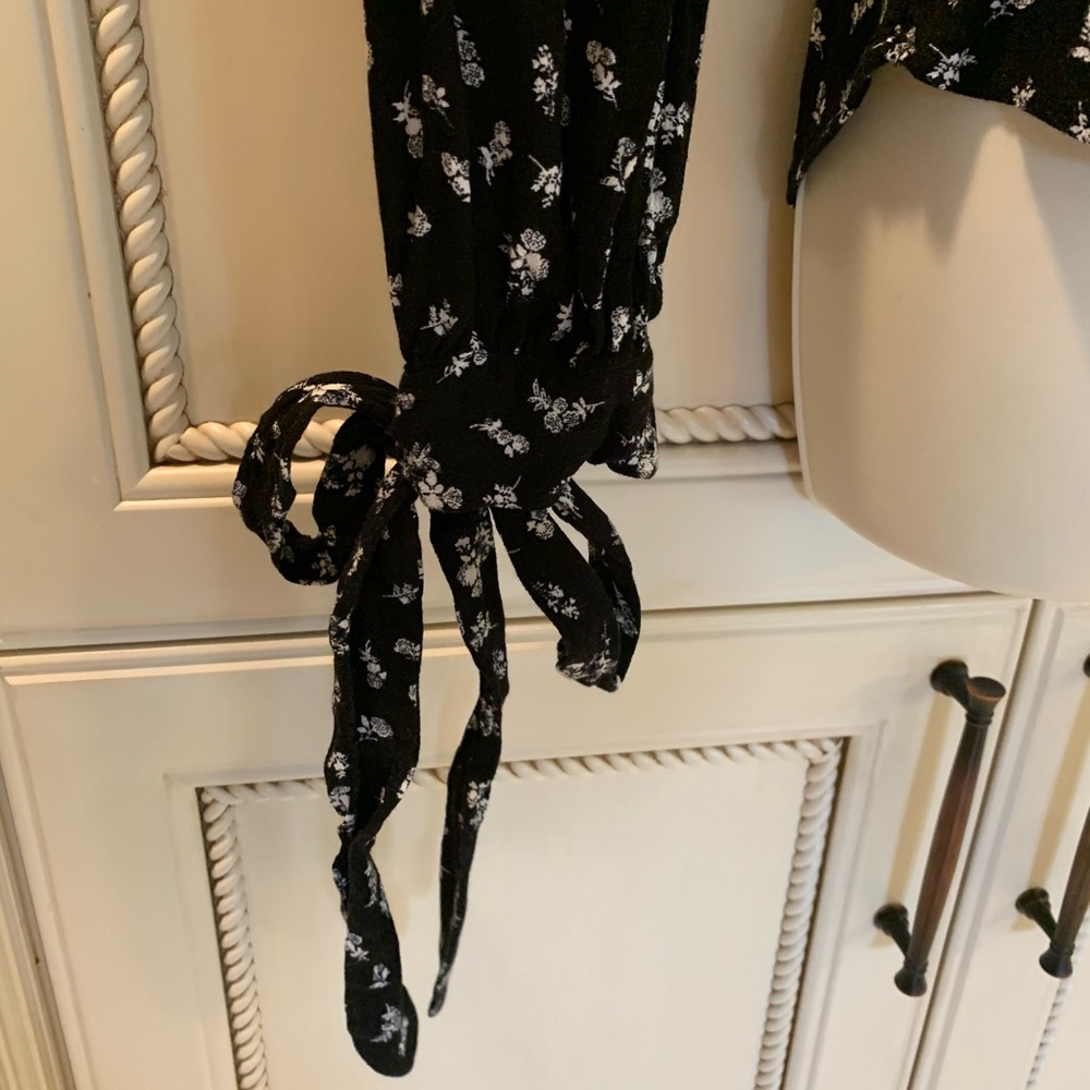 Nordstrom Hinge Black & White floral Blouse Small - Picture 6 of 8